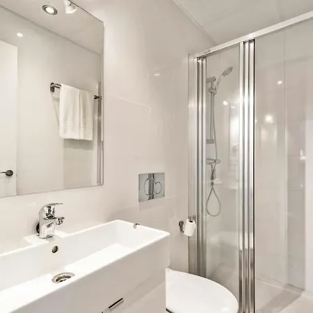 Sleeps 14 Pool Air Con Wifi
